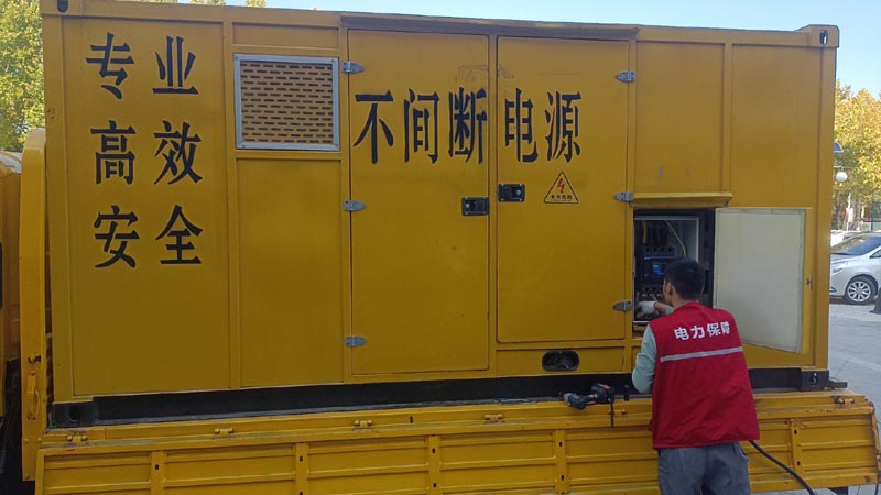 普定柴油发电机组和UPS电源配合使用时，如何避免切换过程中的电力中断？